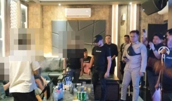 Razia THM di Cirebon: Polisi Sita Puluhan Botol Miras