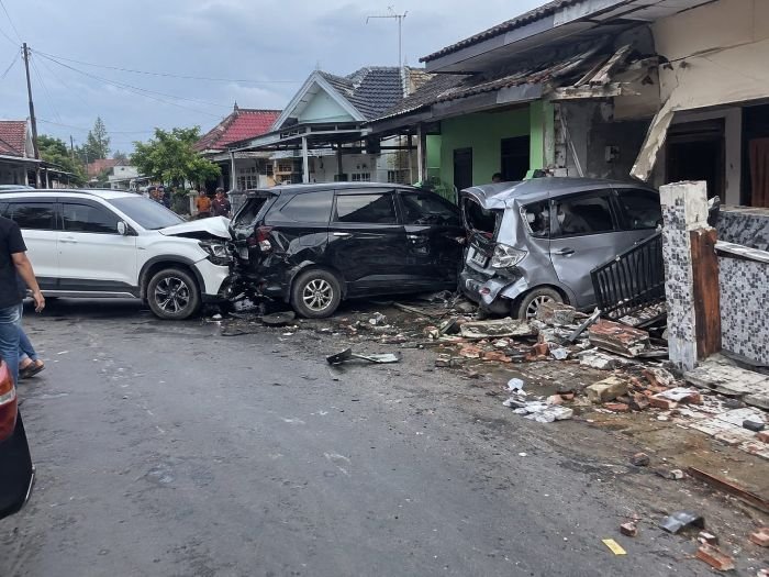 Kecelakaan Beruntun di Jalan Jamin Ginting Mengakibatkan Kerusakan Besar