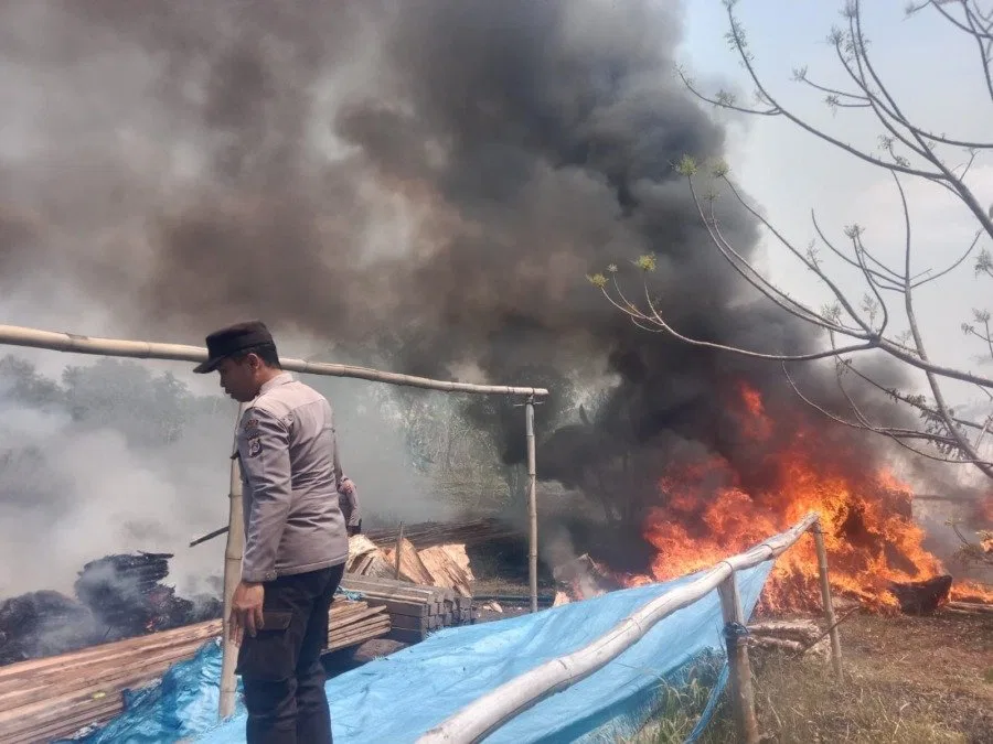 Aksi Cepat TNI/Polri dan Masyarakat Menanggulangi Kebakaran Lahan di Sota