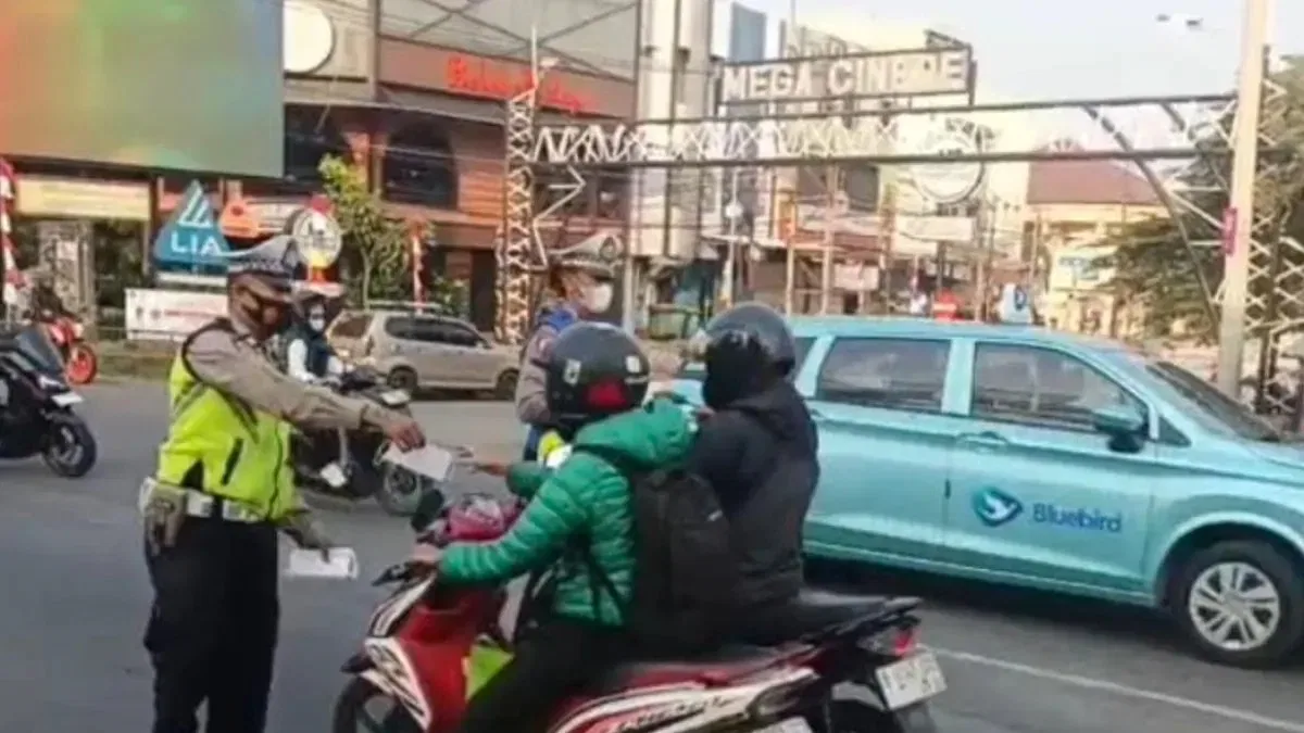 Warga Depok Terima Pembagian Masker Gratis setelah Erupsi Krakatau