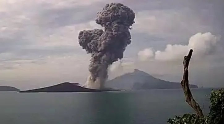 Peningkatan Aktivitas Gunung Anak Krakatau Mengguncang Beberapa Wilayah