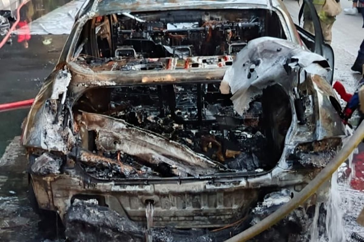 Kecelakaan Mobil Listrik Menghasilkan Kebakaran di Palmerah