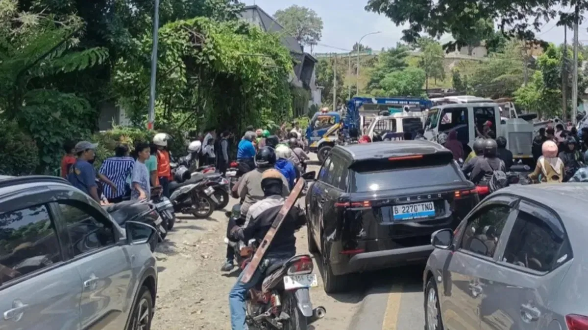 Kecelakaan Mobil Elf di Kali Cikumpa Mengakibatkan Kemacetan Lalu Lintas
