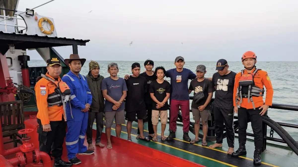 Evakuasi Delapan ABK Tugu Boat yang Tenggelam di Bawean