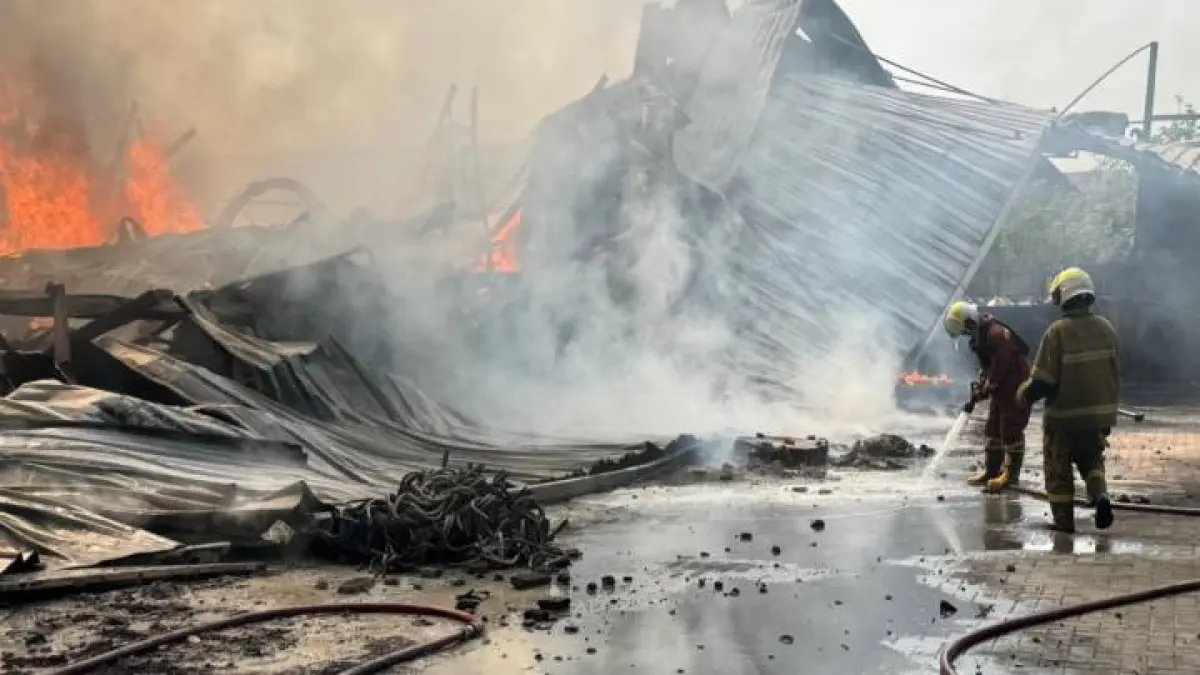 Kebakaran Pabrik Lampu di Batuceper: Upaya Pemadaman yang Tak Berujung