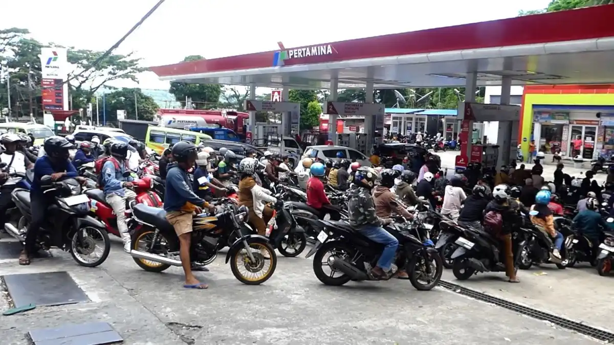 Langkah Pertamina Maluku Atasi Antrean Panjang BBM