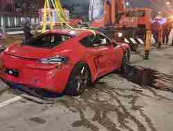 Kecelakaan Tunggal Mobil Sport di Tol Depok-Antasari