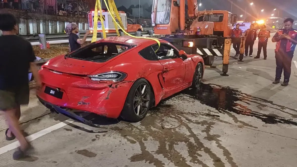 Kecelakaan Tunggal di Tol Desari Melibatkan Mobil Sport Kecelakaan Tunggal Mobil Sport di Tol Depok-Antasari