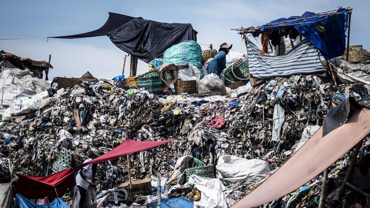 Kondisi ini terjadi karena regulasi, infrastruktur serta dukungan yang tidak diarahkan untuk memisahkan sampah-sampah