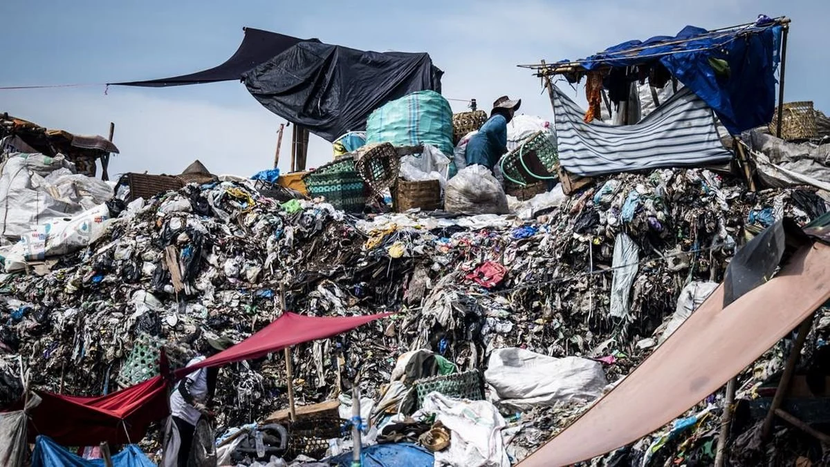 Kondisi ini terjadi karena regulasi, infrastruktur serta dukungan yang tidak diarahkan untuk memisahkan sampah-sampah