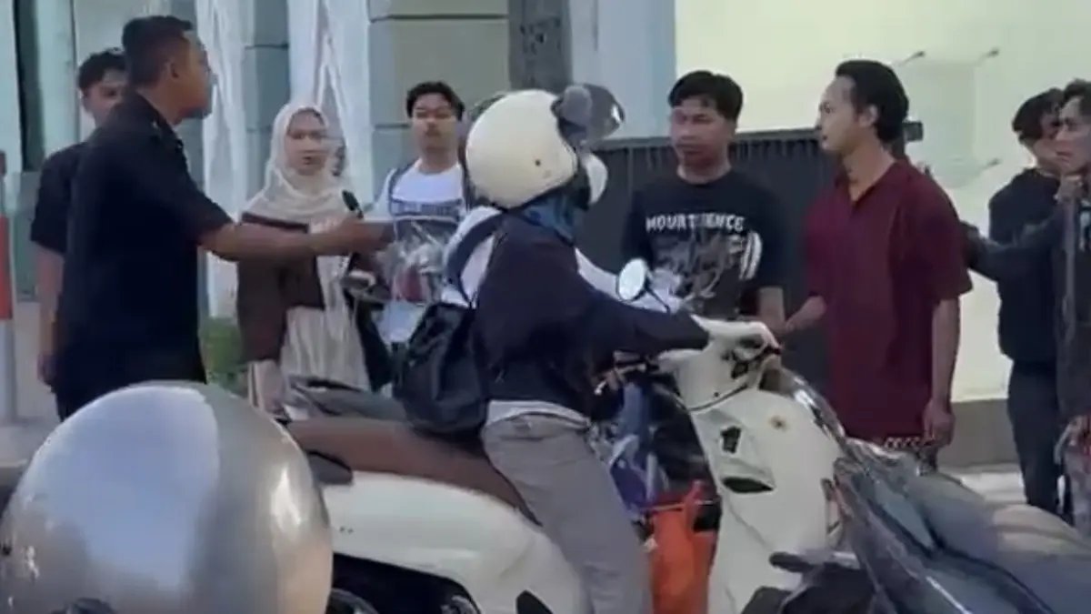 Mahasiswa UINSA Lakukan Penutupan Gerbang Utama Kampus
