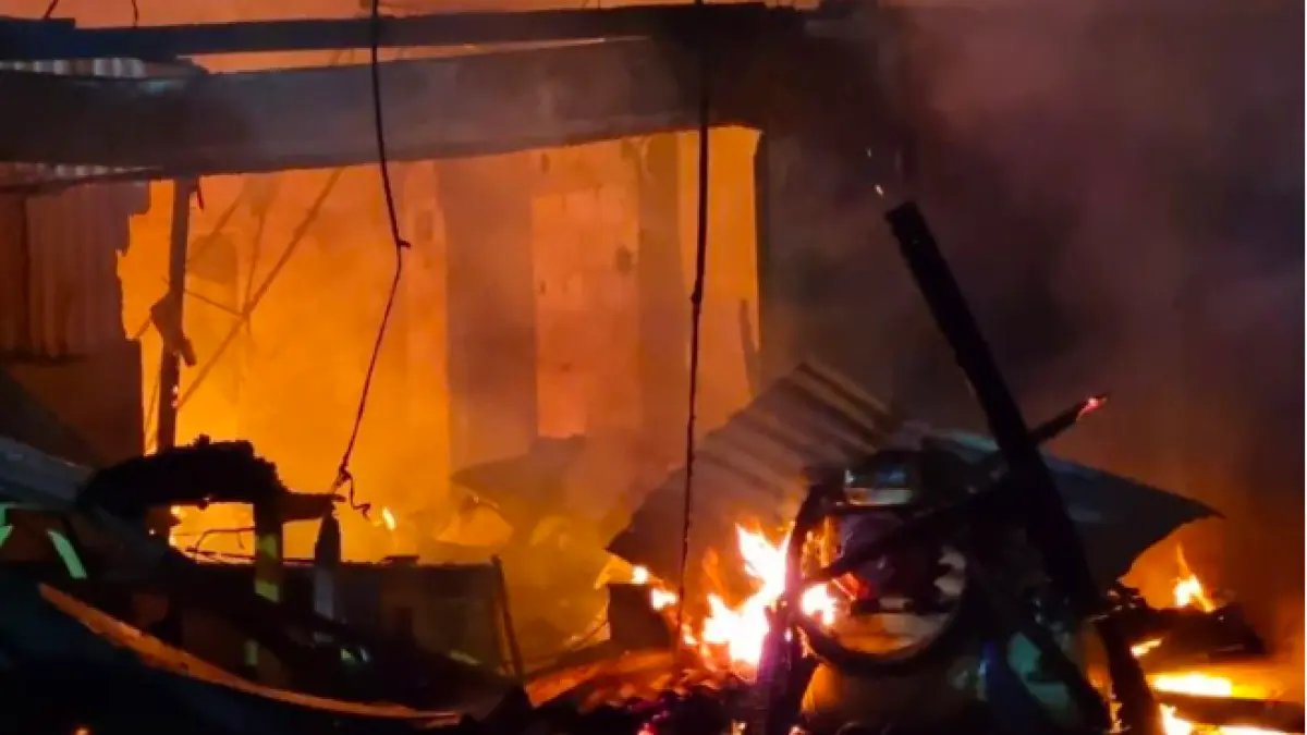 Kebakaran Melanda Kebayoran Lama, 18 Rumah Ludes Terbakar Kebakaran Melanda Kebayoran Lama, 18 Rumah Ludes Terbakar