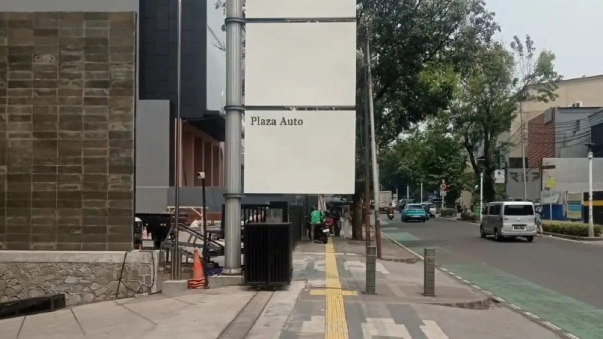 Penertiban Reklame yang Mengganggu Pejalan Kaki di Jakarta