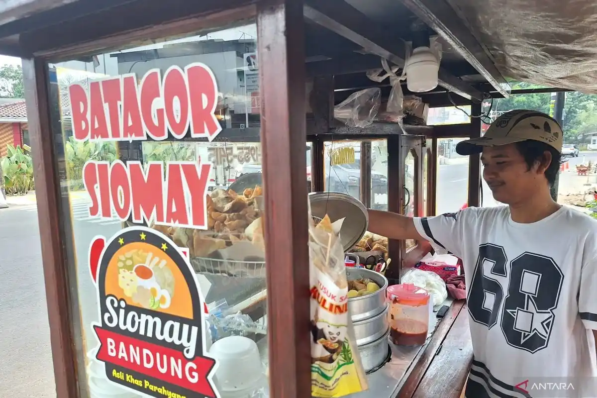 Kisah Inspiratif Habibi: Dari Sekolah ke Penjual Siomay di Bintaro
