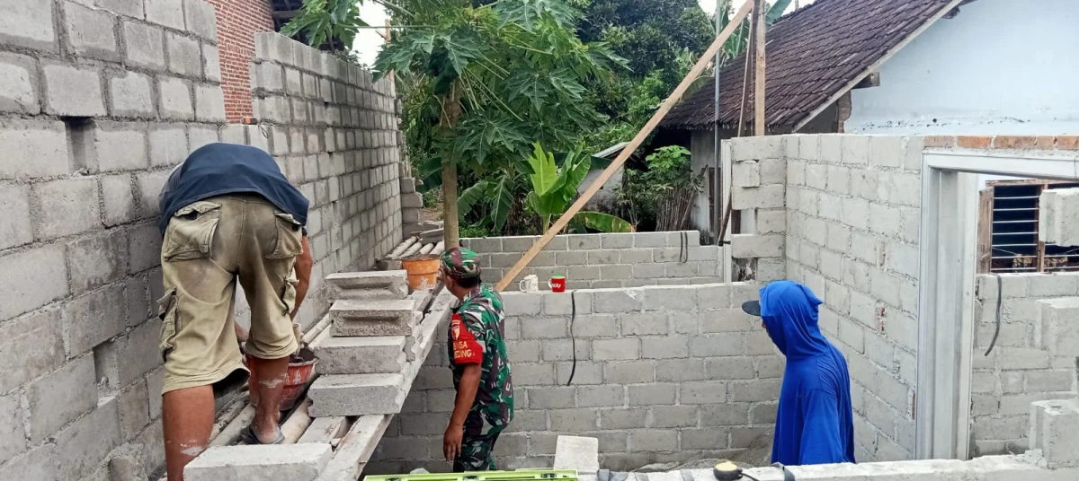 Wujud Kepedulian TNI, Babinsa Koramil 0808/04 Sanankulon Dampingi Pembangunan RTLH Di Desa Jeding