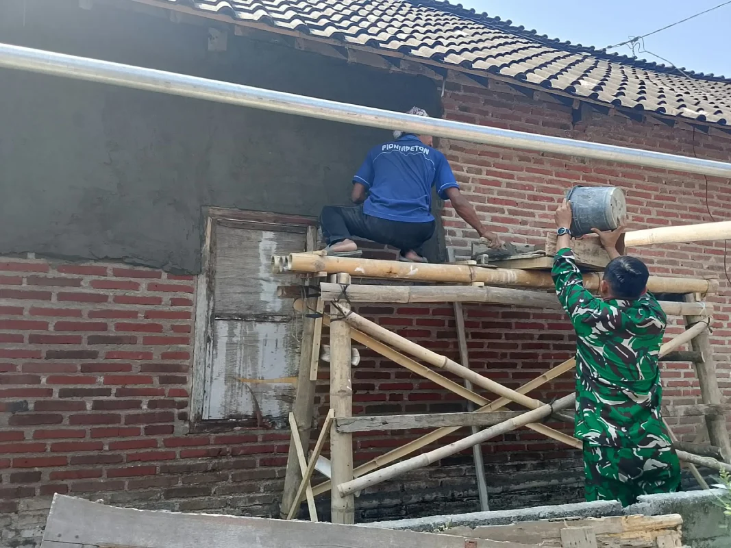 Wujud Kepedulian Sosial, Babinsa Desa Gogodeso Bantu Pembangunan RTLH Milik Warga
