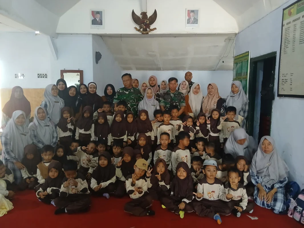 Kenalkan Tentara Sejak Usia Dini, TK PKK Tunas Suci Desa Randujajak Kunjungi Koramil Besuk