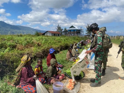 Bantu Perekonomian Warga Kampung Pasir Putih, Satgas Habema Yonif 2 Marinir Belanja Hasil Bumi Mama-Mana Dengan Senyuman