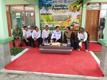 Koramil Besuk Kawal Dan Amankan Pelaksanaan Gerakan Pangan Murah