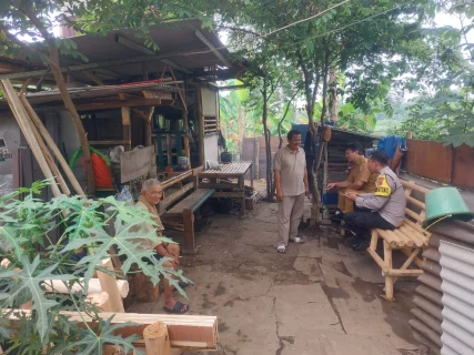 Sambang Warga, Aipda Dieko A Jalin Silaturahmi dan Sampaikan Imbauan Kamtibmas di Desa Pasir Gadung