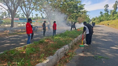 Satgas TMMD ke-130 Bersama Masyarakat Bersihkan Lingkungan, Dansatgas: Kebersihan Sebagian dari Iman