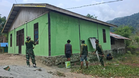 Kampung Yamboi Dihijaukan Oleh Tim Satgas TMMD ke-130 Kodim 1808/Mansel, Hidupkan Suasana Asri dan Nyaman