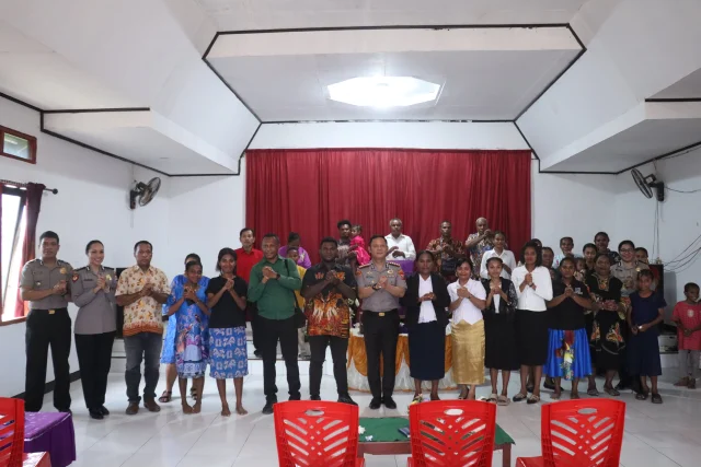 Minggu Kasih di GPDP Jemaat Agape Victori, Kapolresta Sorong Kota Ajak Jemaat Tangkal Hoaks dan Jaga Kamtibmas
