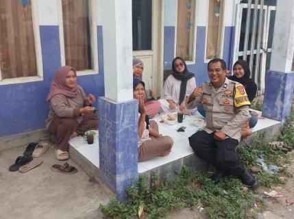 Sambang Warga, Aiptu Mukhsodin Jalin Silaturahmi dan Sampaikan Imbauan Kamtibmas kepada Ibu-Ibu di Desa Sukadamai