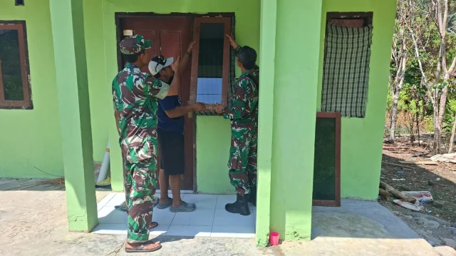 Satgas TMMD Ke-130 Kodim 1808/Mansel Bantu Pemasangan Jendela Kaca Rumah Warga Di Kampung Yamboi Gunung