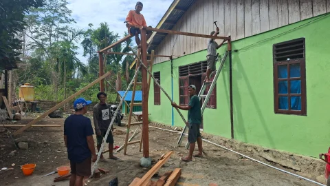 TMMD Ke-130 Kodim 1808/Mansel Fokus Pemasangan Tiang dan Reng Balok Pembangunan RTLH di Kampung Yamboi Gunung