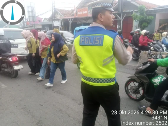 PECAK Sore, IPTU Pius Janwarin dan AIPTU Asep Kusheri Atur Lalu Lintas di Pertigaan Columbus–PT Cingluh