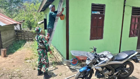 Kerjakan Secara Profesional, Satgas TMMD Ke-130 Laksanakan Finishing Pengecatan Dinding Rumah Warga