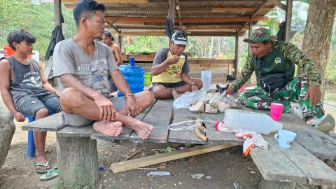 Istirahat Siang Bersama, Satgas TMMD Dan Warga Yamboi Semakin Akrab Penuh Kekeluargaan
