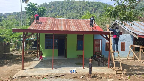 Gotong Royong Satgas TMMD Dan Warga Percepat Pengecatan Atap Rumah