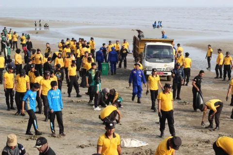 Sebanyak 800 Cemara Ditanam, Polresta Tuban Dorong Pelestarian Kawasan Pantai