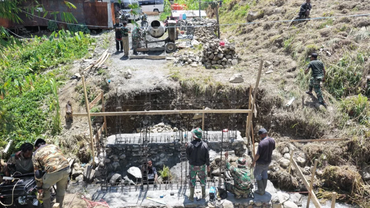 Kodim 1714/PJ Rampungkan Jembatan Beton Merah Putih Tahap VII di Kampung Kulok Enggame
