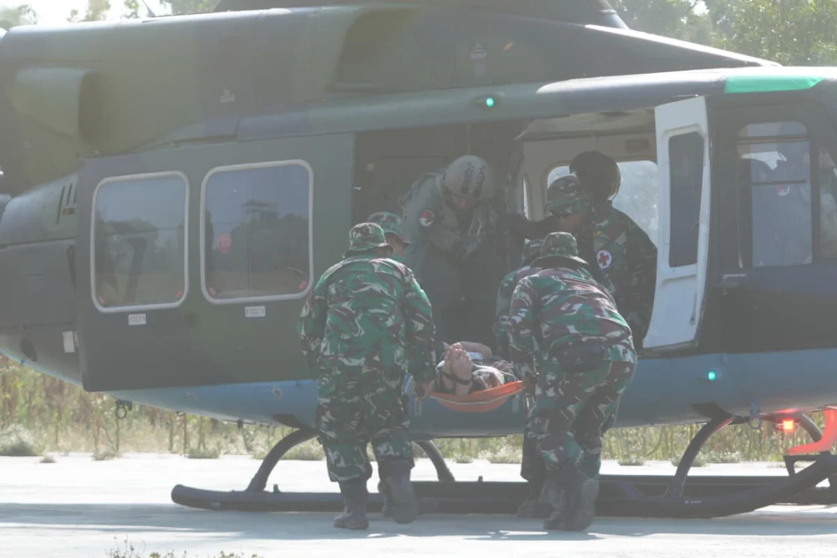 TNI Asah Kemampuan Evakuasi Medis Udara dengan Helikopter Bell 412 dalam Latgabma Keris Woomera 2026