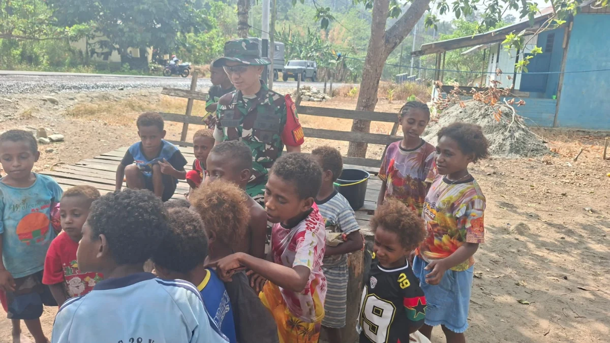 Penuh Kehangatan, Dansatgas TMMD ke-130 Menyapa Anak-Anak Kampung Yamboi