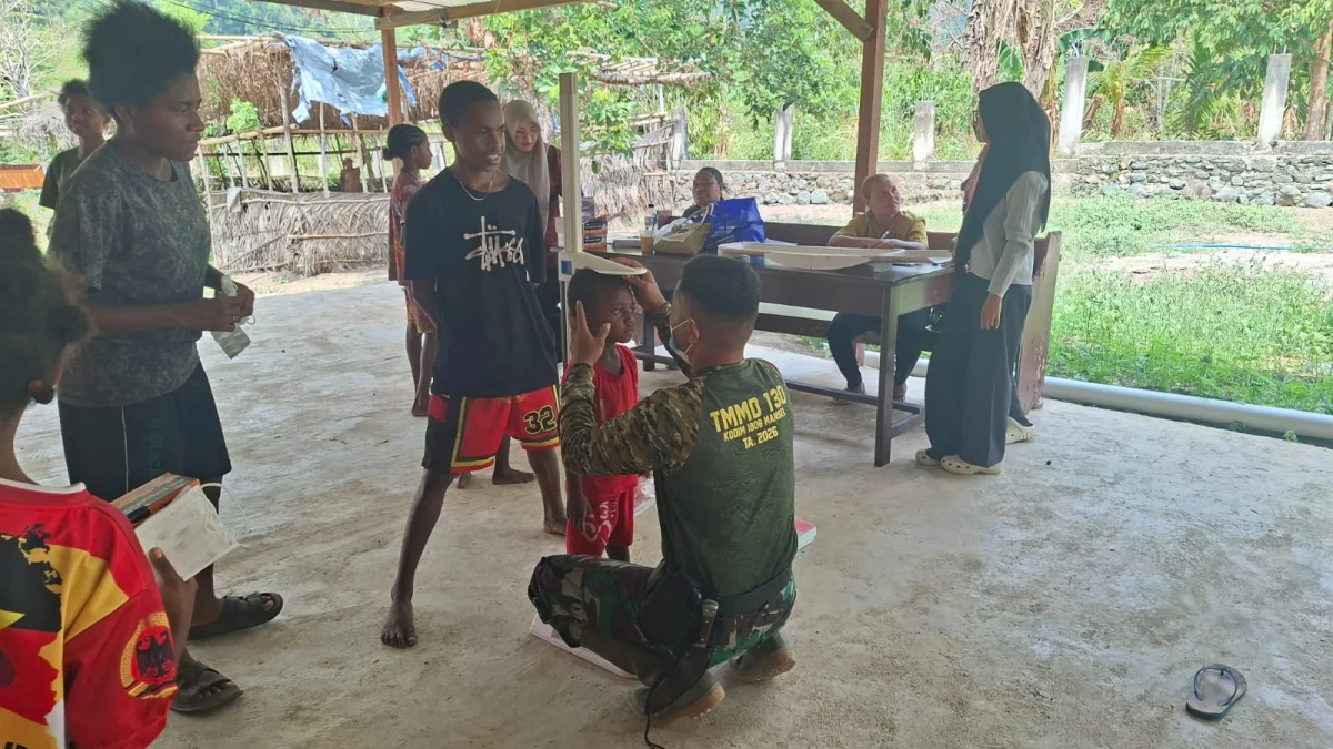 Sinergi Satgas TMMD Dan Dinkes, Cegah Stunting Melalui Pengecekan Tinggi dan Berat Badan Anak di Kampung Yamboi