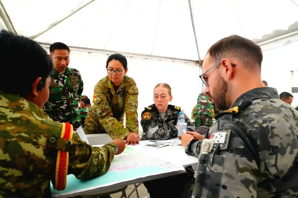 TNI–ADF Gelar NEO TTX, Simulasikan Evakuasi Warga akibat Erupsi Gunung Raung