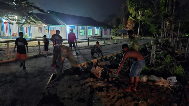 Kejar Target TMMD ke 130, Personel Satgas Bersama Masyarakat Lembur Hingga Malam