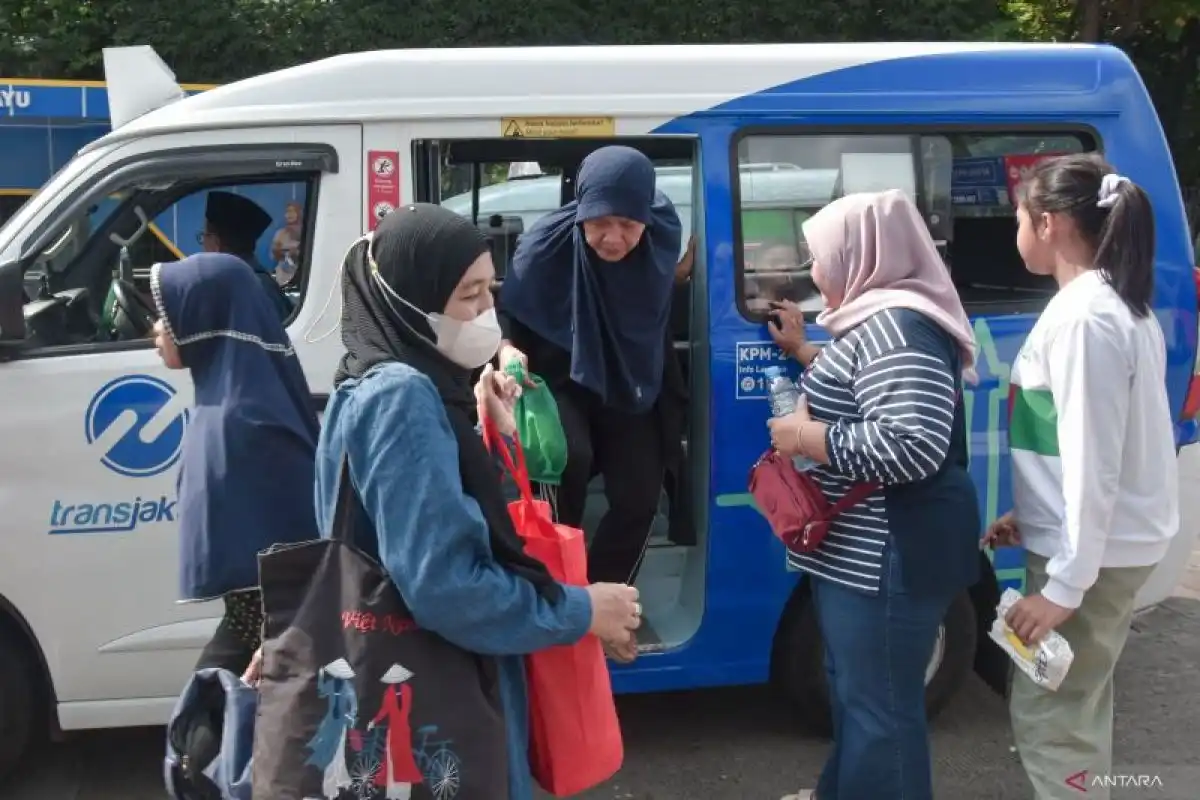 TransJakarta Tegaskan Larangan Mengamen, Meminta Sumbangan, dan Berjualan