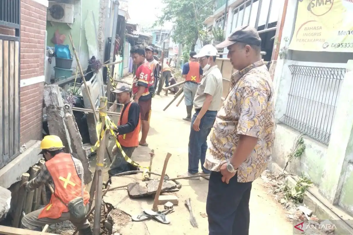 Teras dan Pagar Rumah di Duri Kosambi Roboh Saat Proyek Saluran Air Berlangsung