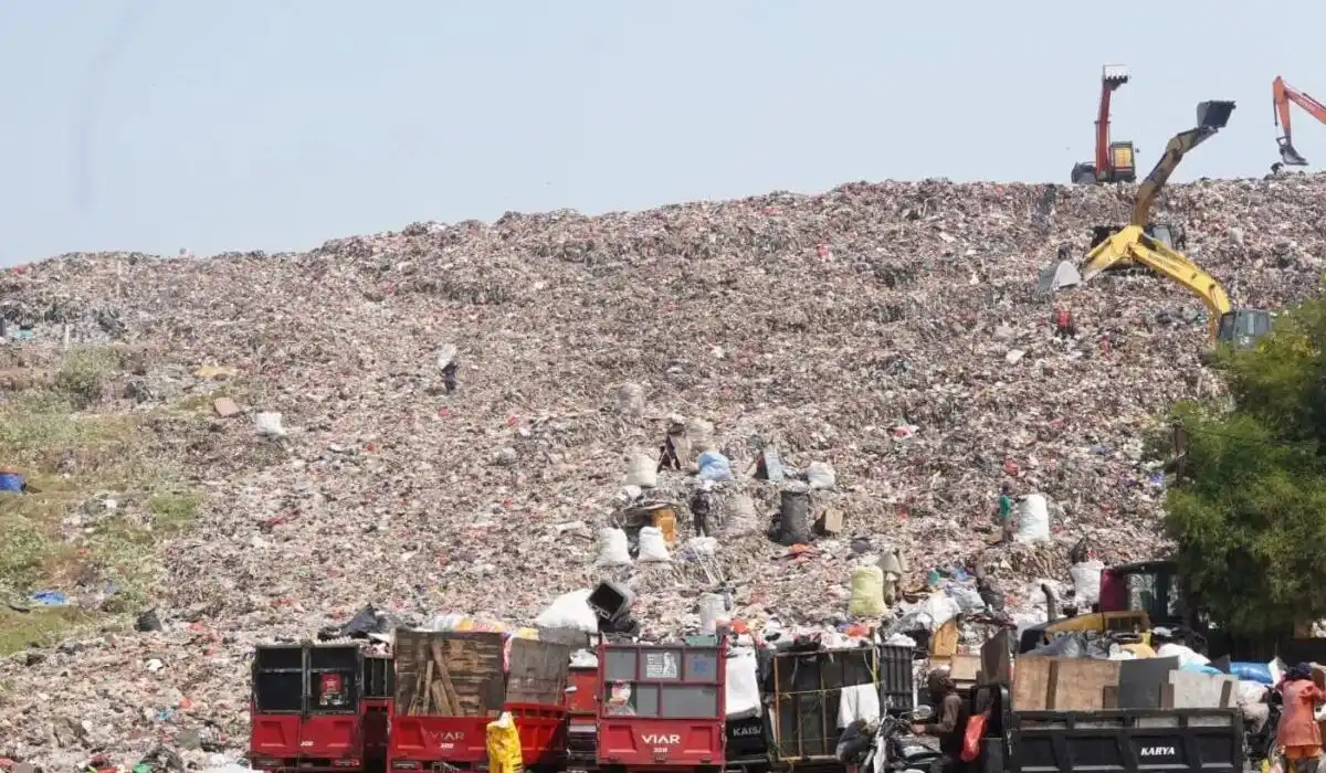 Longsor Kembali Menutup Akses TPA Cipayung, Sampah Warga Depok Menumpuk