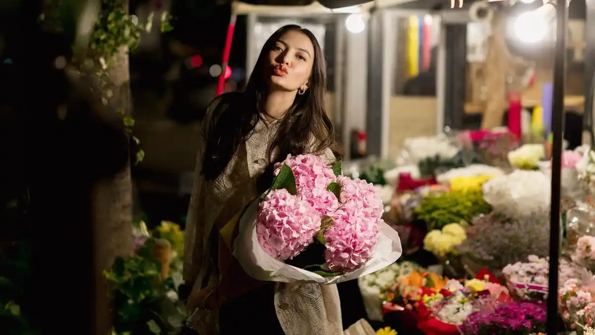 Raline Shah Bagikan Momen di Toko Bunga Milan Sambil Mengajak Publik Peduli Alam