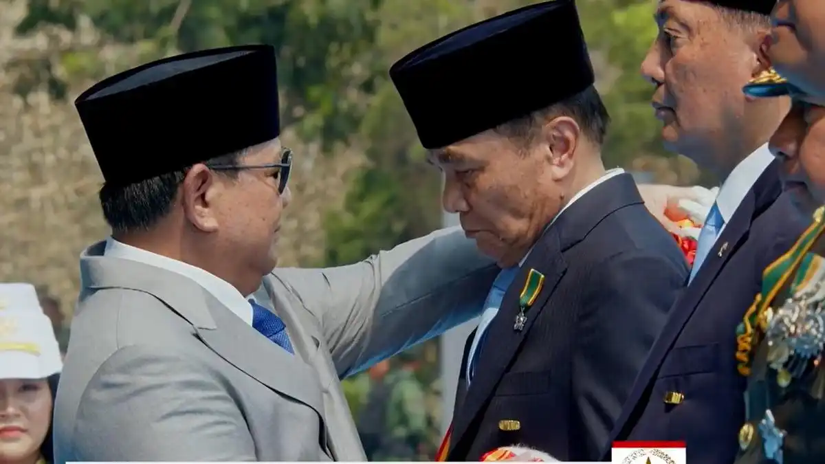 Penghargaan Negara untuk Djamari Chaniago Beberapa Hari Setelah Pergantian Menko Polkam