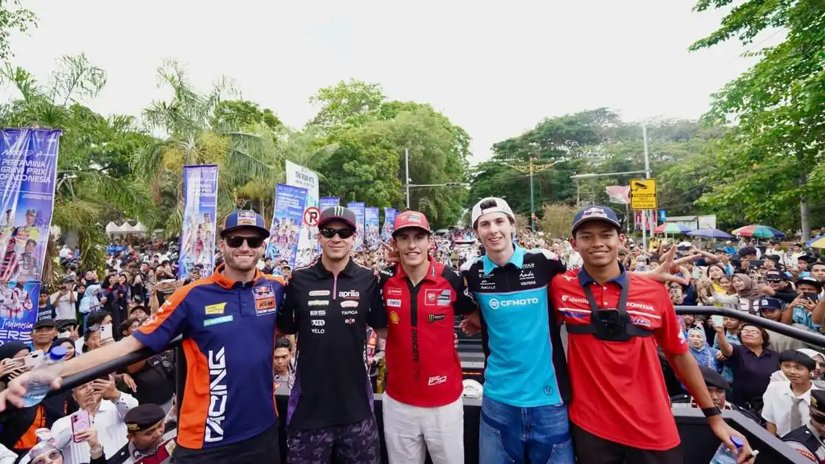 Warga Mataram Padati Rute Parade Pembalap Menjelang MotoGP Indonesia 2026