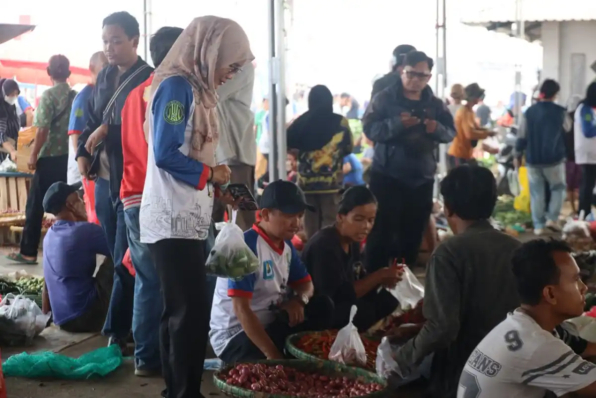 ASN Pemkot Bekasi Ramaikan Gebrak Pasar di Pasar Baru