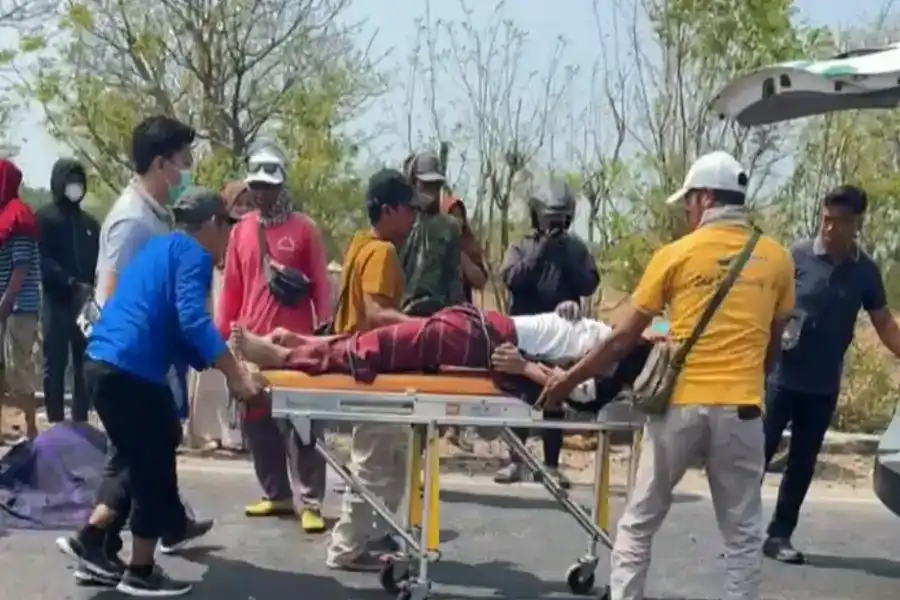 Pembonceng Scoopy Meninggal dalam Tabrakan dengan L300 di JLS Sampang