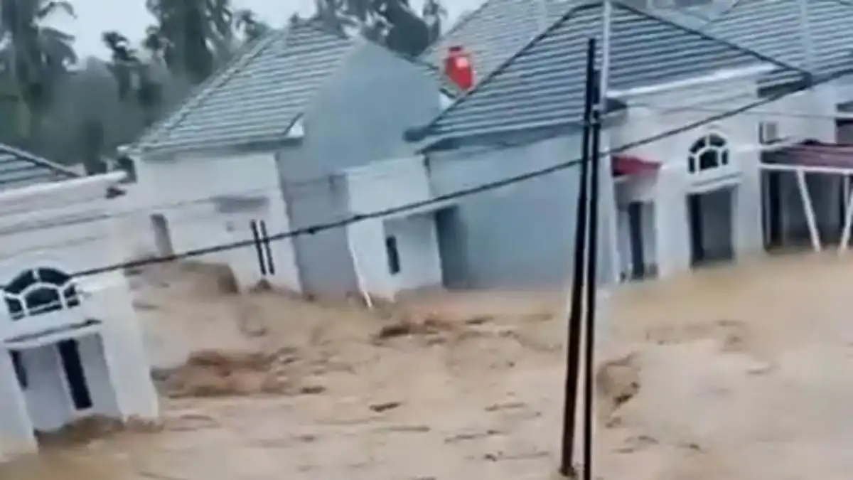 Hujan Deras Picu Banjir di Padang, 225 Kepala Keluarga Terdampak